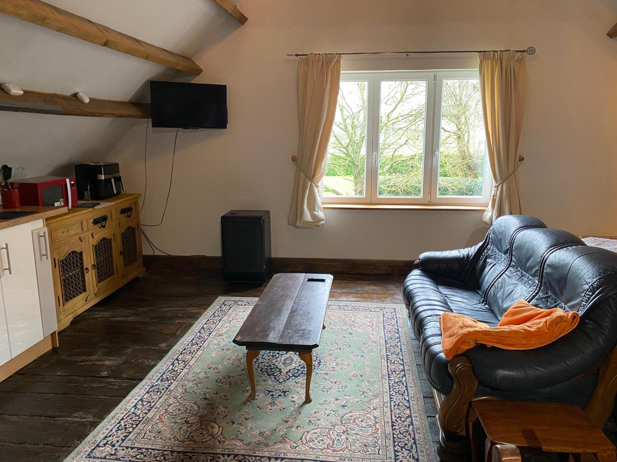 Spacious, Rustic Studio Space For 2 Persons Saint-Cyr-du-Bailleul Zewnętrze zdjęcie
