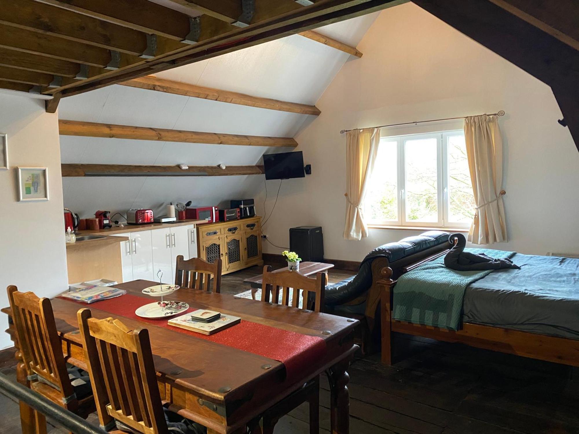 Spacious, Rustic Studio Space For 2 Persons Saint-Cyr-du-Bailleul Zewnętrze zdjęcie