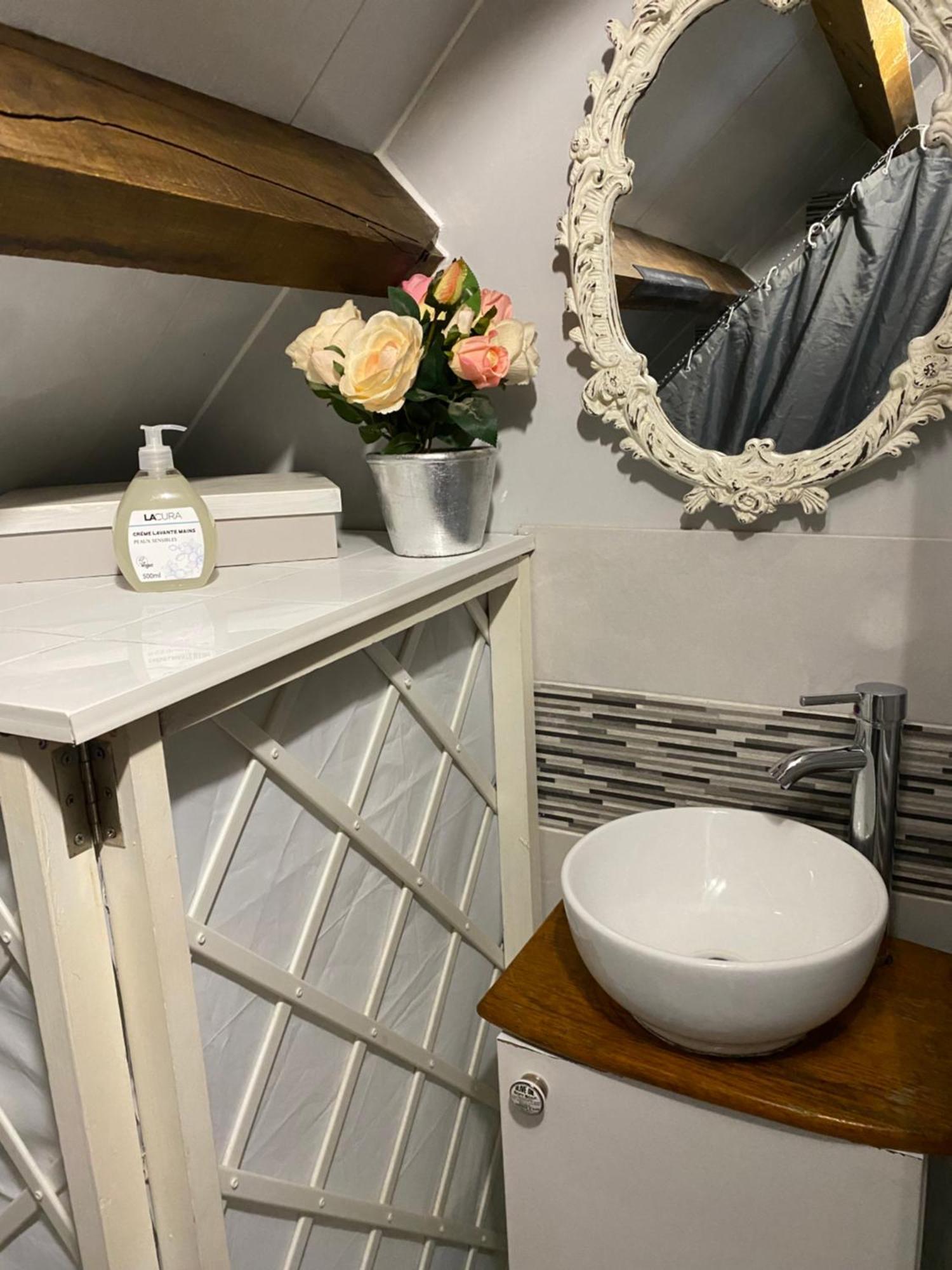 Spacious, Rustic Studio Space For 2 Persons Saint-Cyr-du-Bailleul Zewnętrze zdjęcie